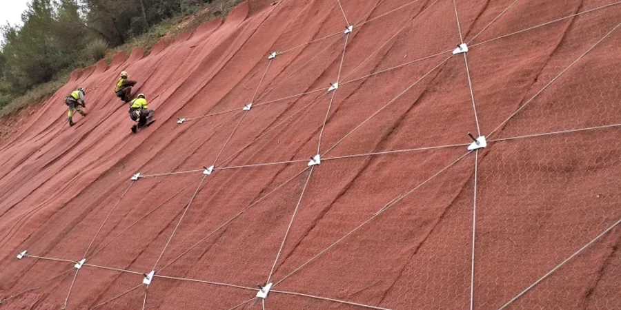 Análisis de Estabilidad de Taludes en Concepción: Riesgo Sísmico y Geología Costera